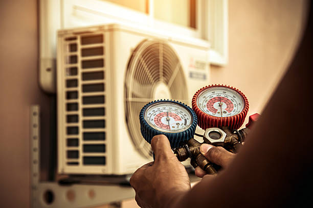 Professional Hvac technician working in Jonesboro, IL